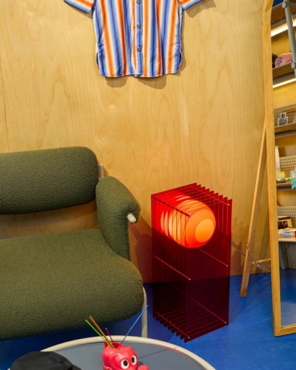 Lampe à poser LOP grand rectangle rouge en acrylique, acier inoxydable et verre opale mat, luminaire design moderne avec ampoule LED.