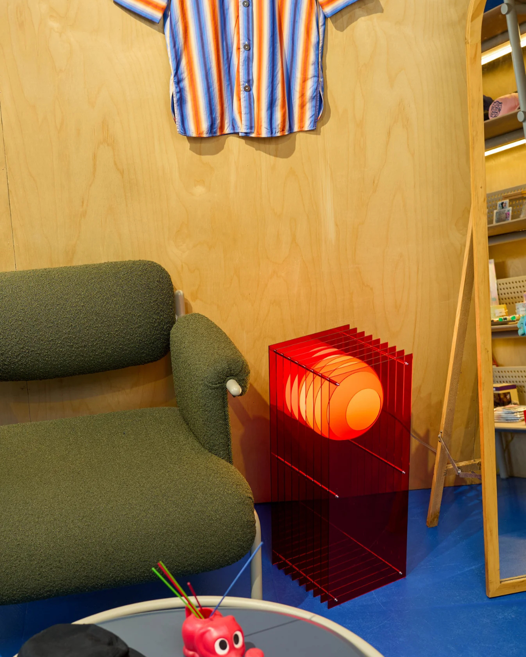 Lampe à poser LOP grand rectangle rouge en acrylique, acier inoxydable et verre opale mat, luminaire design moderne avec ampoule LED.