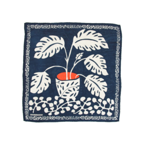 Mini foulard en soie Arum marine Les Belles Vagabondes, accessoire chic et polyvalent, dessiné en France et imprimé à la main en Inde.
