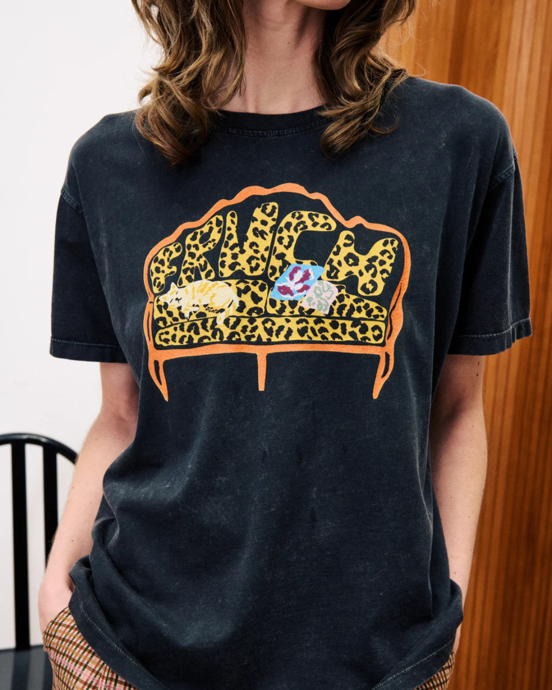 T-shirt Stevia anthracite FRNCH, coupe droite, col rond classique, 100% coton bio, print exclusif, fabriqué au Portugal.