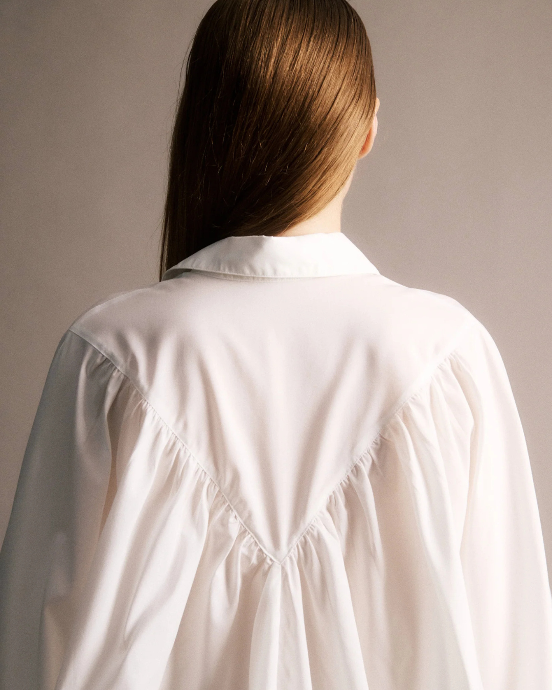 Chemise Amelya blanche oversize JIJI Studio en coton, manches longues ballon et poignets resserrés, taille S.