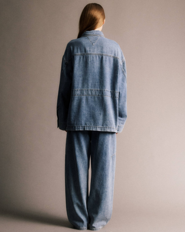 Chemise en jean oversize Natalie JIJI Studio, bleu coton, avec poche poitrine et broderie exclusive, manches longues, taille S.