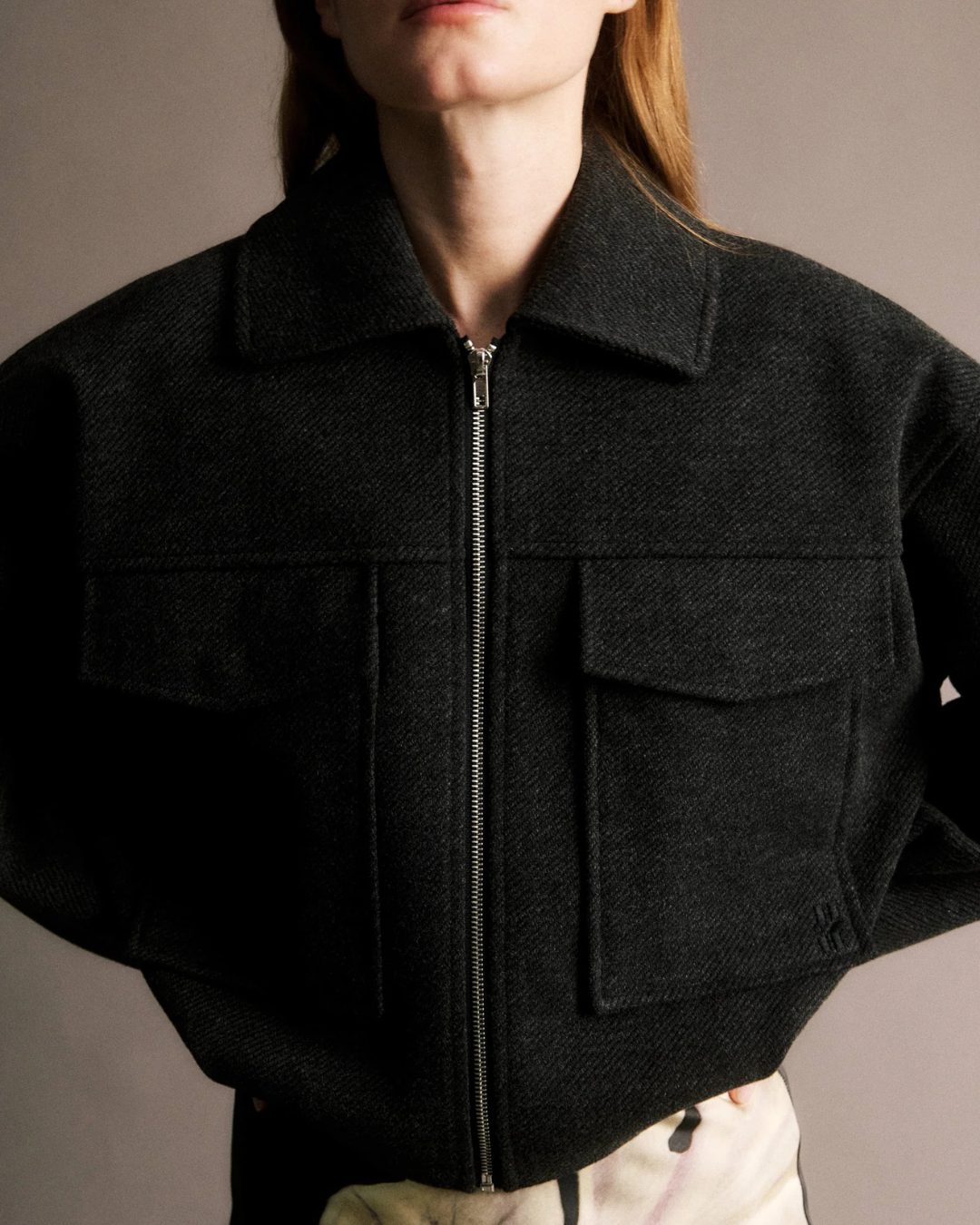 Veste Anjela anthracite JIJI Studio, bomber gris avec poches poitrine, fermeture zippée et taille ajustable, taille S.
