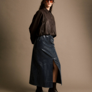 Veste Angelica chocolat JIJI Studio, veste courte marron glacé avec col chemise, manches longues et fermeture à pressions, taille S.