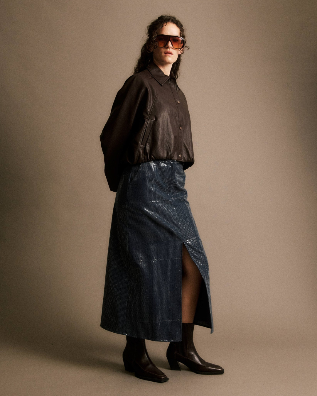Veste Angelica chocolat JIJI Studio, veste courte marron glacé avec col chemise, manches longues et fermeture à pressions, taille S.