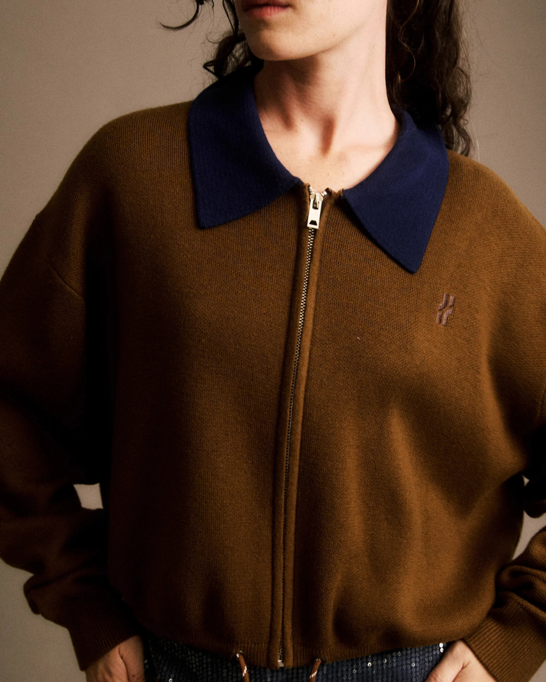 Cardigan Prunelle JIJI Studio en laine mérinos marron glacé, col chemise bleu marine, cordons à la taille et broderie exclusive, taille S.