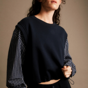 Sweatshirt Cristel JIJI Studio bleu marine en coton, col et épaules contrastés, manches longues rayées style chemise, imprimé exclusif, taille S.