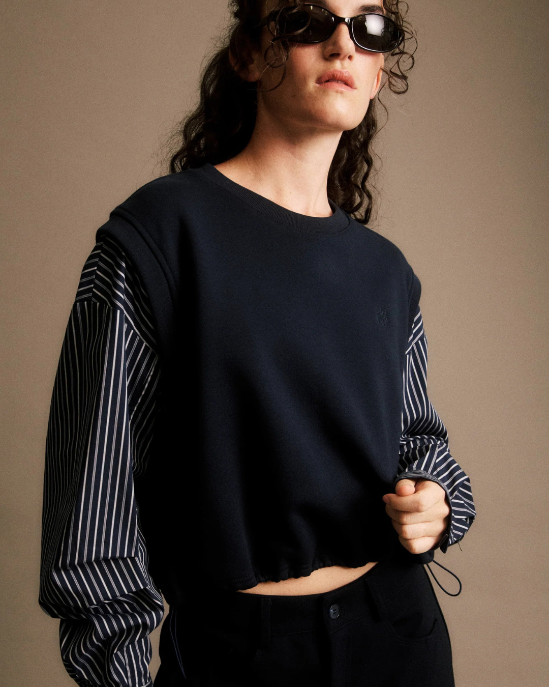 Sweatshirt Cristel JIJI Studio bleu marine en coton, col et épaules contrastés, manches longues rayées style chemise, imprimé exclusif, taille S.