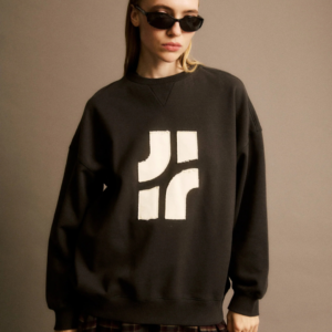 Sweatshirt Penny oversize anthracite JIJI Studio, sweat en coton gris à manches longues avec logo floqué sur l'avant, taille S.