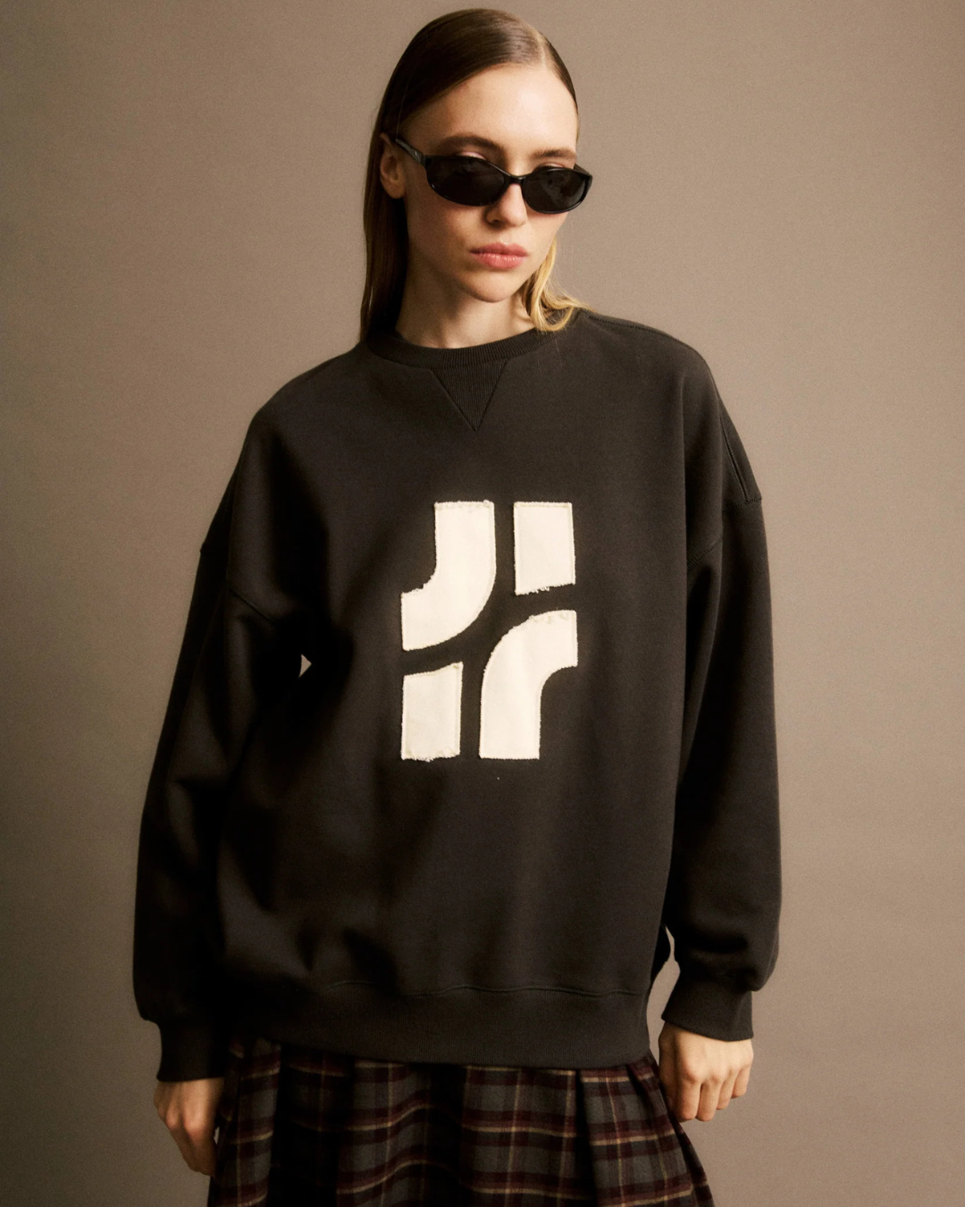 Sweatshirt Penny oversize anthracite JIJI Studio, sweat en coton gris à manches longues avec logo floqué sur l'avant, taille S.
