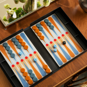 Jeu de société Backgammon Anthracite, boîte en forme de livre avec plateau en acrylique et pièces colorées.