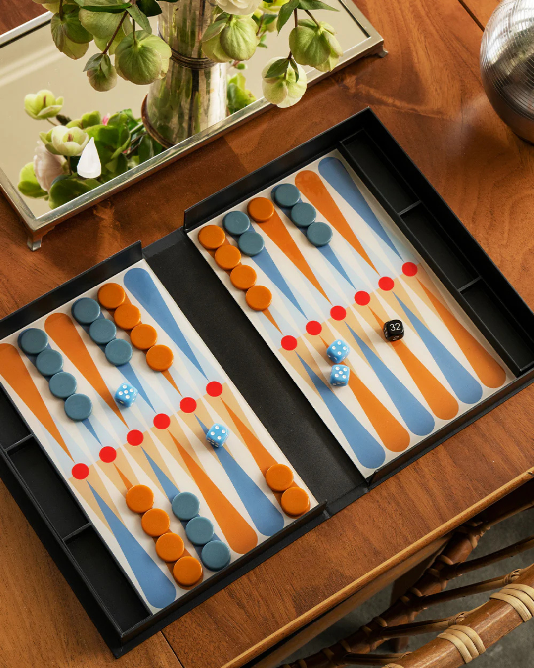Jeu de société Backgammon Anthracite, boîte en forme de livre avec plateau en acrylique et pièces colorées.
