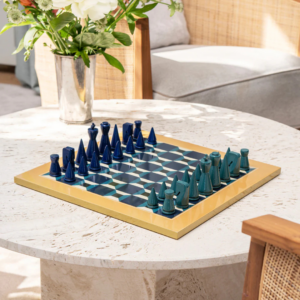 Jeu d’échecs laqué Athena, plateau en bois massif avec pièces en bois élégantes, design classique et moderne.