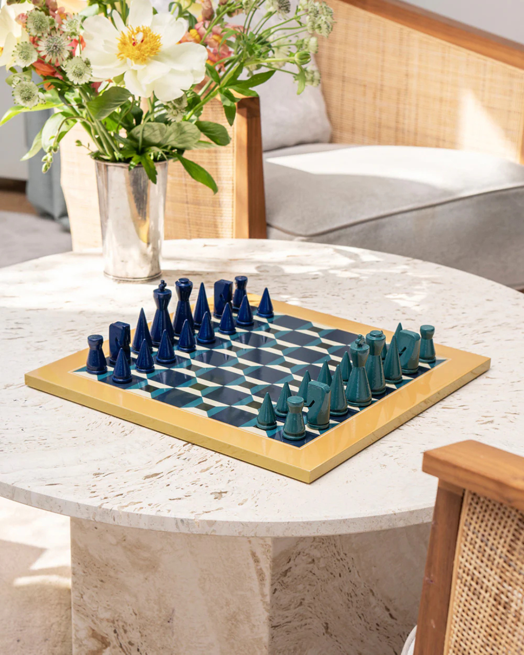 Jeu d’échecs laqué Athena, plateau en bois massif avec pièces en bois élégantes, design classique et moderne.