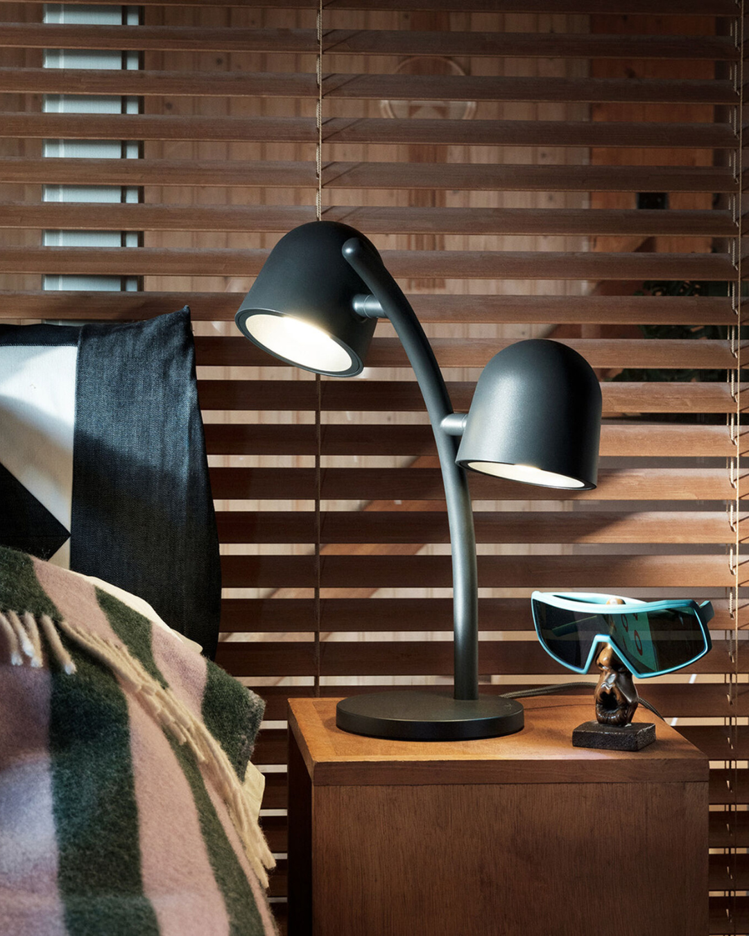Lampe de table Little Lebow anthracite, abat-jour orientables et dimmables, design Fatboy par Kranen/Gille.