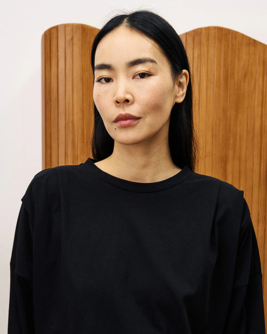 Top Ceylan noir FRNCH, T-shirt à manches longues en coton avec détails sur les épaules.