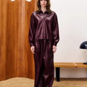 Chemise Simone bordeaux FRNCH, chemise similicuir en Real Protéine, manches longues, tissu exclusif écoresponsable.
