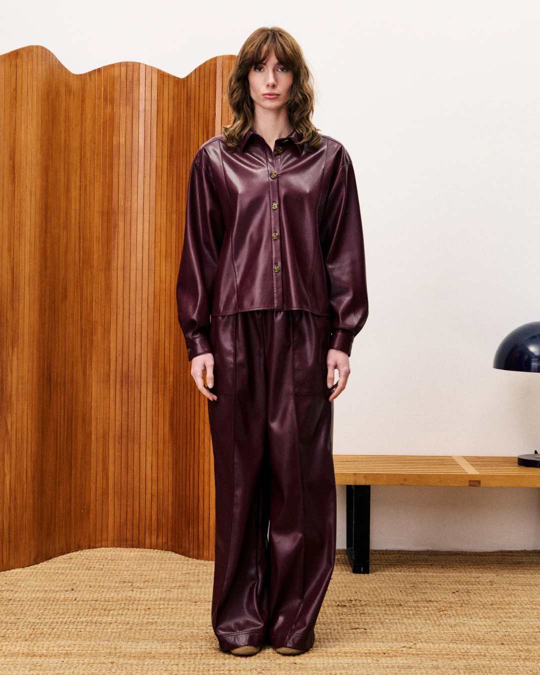 Chemise Simone bordeaux FRNCH, chemise similicuir en Real Protéine, manches longues, tissu exclusif écoresponsable.