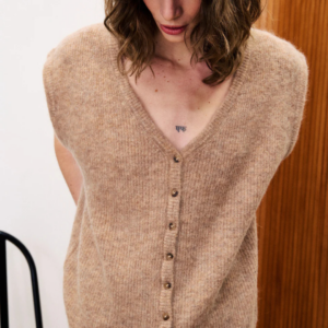 Cardigan Kukicha beige FRNCH, gilet sans manches en laine et mohair, col V, maille douce et chaude.