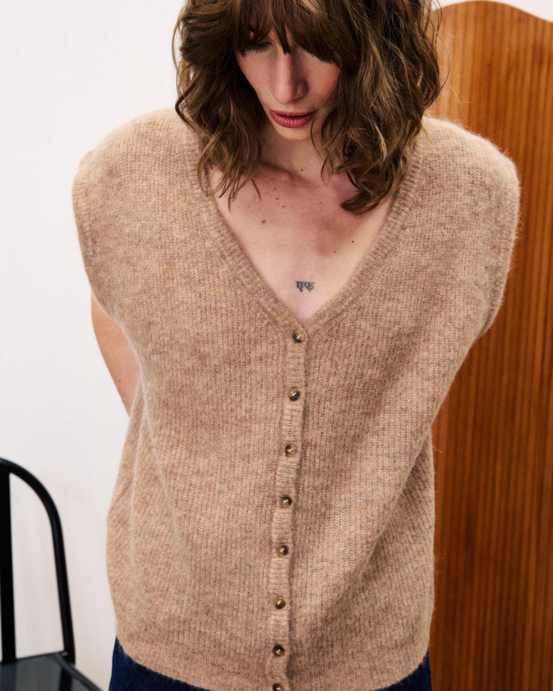 Cardigan Kukicha beige FRNCH, gilet sans manches en laine et mohair, col V, maille douce et chaude.