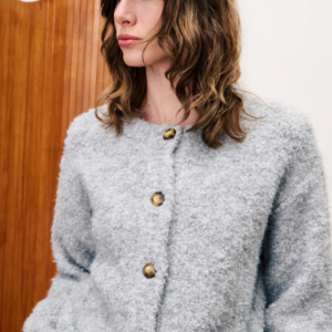 Cardigan Selkirk gris FRNCH, en maille bouclette chaude et douce, manches longues ballon, coupe droite, gamme Change écoresponsable.