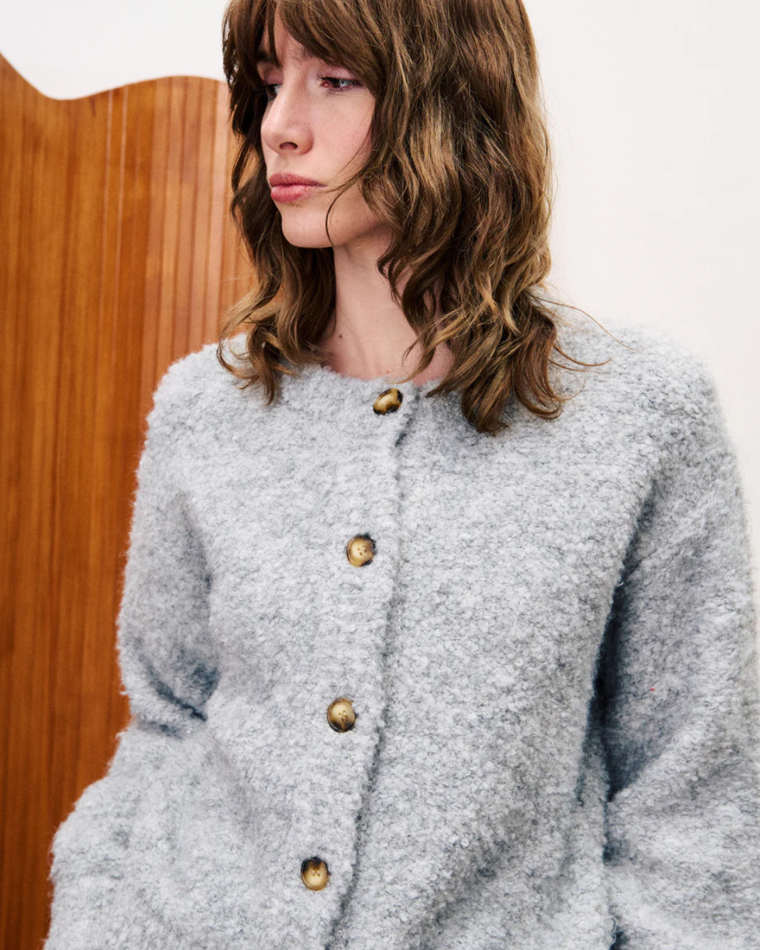 Cardigan Selkirk gris FRNCH, en maille bouclette chaude et douce, manches longues ballon, coupe droite, gamme Change écoresponsable.