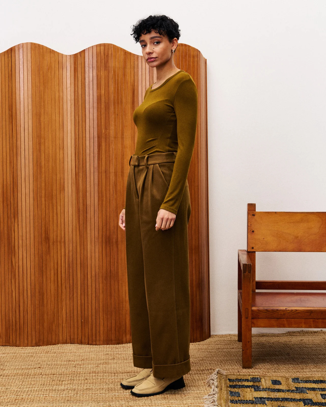 Pantalon Phantom ocre FRNCH, pantalon large taille haute à pinces, tissu structuré avec revers et poches latérales.