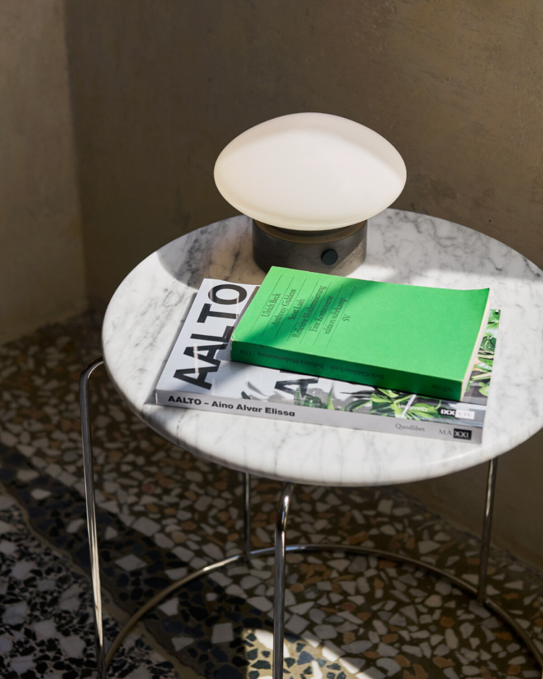 Table d’appoint VP11 en marbre blanc de Carrare, design Verner Panton pour &Tradition