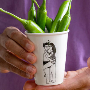 Tasse Beker en porcelaine, dessin noir sur fond blanc cassé – faite main, design Helen b