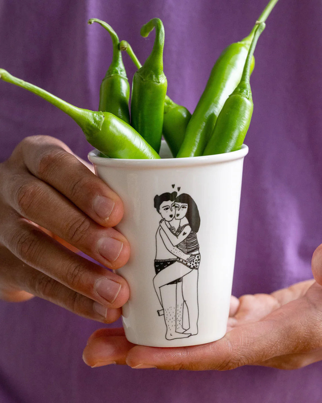 Tasse Beker en porcelaine, dessin noir sur fond blanc cassé – faite main, design Helen b