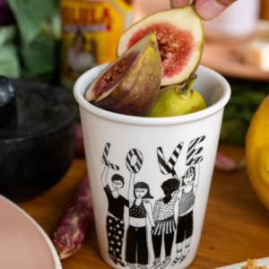 Tasse Beker en porcelaine, dessin noir sur fond blanc cassé – faite main, design Helen b