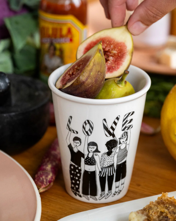 Tasse Beker en porcelaine, dessin noir sur fond blanc cassé – faite main, design Helen b