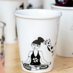 Tasse Beker en porcelaine, dessin noir sur fond blanc cassé – faite main, design Helen b