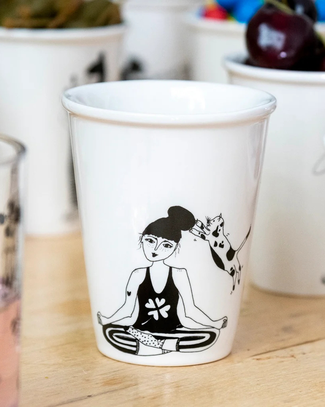 Tasse Beker en porcelaine, dessin noir sur fond blanc cassé – faite main, design Helen b