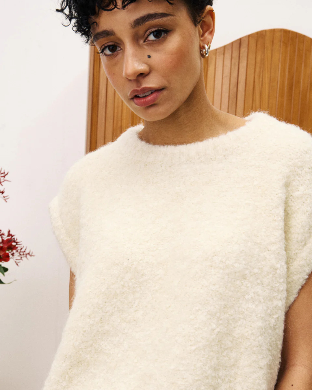 Pull sans manches Jasmin crème FRNCH, en maille bouclette chaude et confortable, gamme Change avec laine et polyester recyclé.