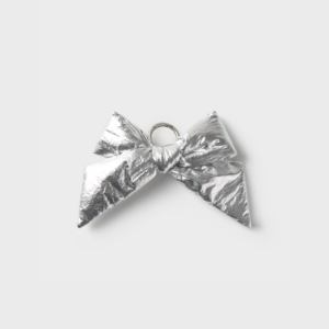 Charm de sac en forme de nœud argenté – accessoire brillant en polyester recyclé avec clip anneau