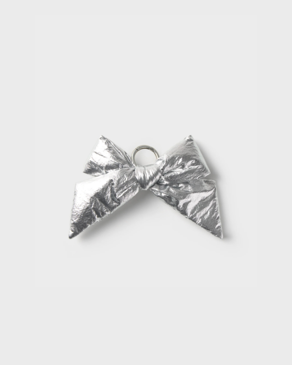 Charm de sac en forme de nœud argenté – accessoire brillant en polyester recyclé avec clip anneau