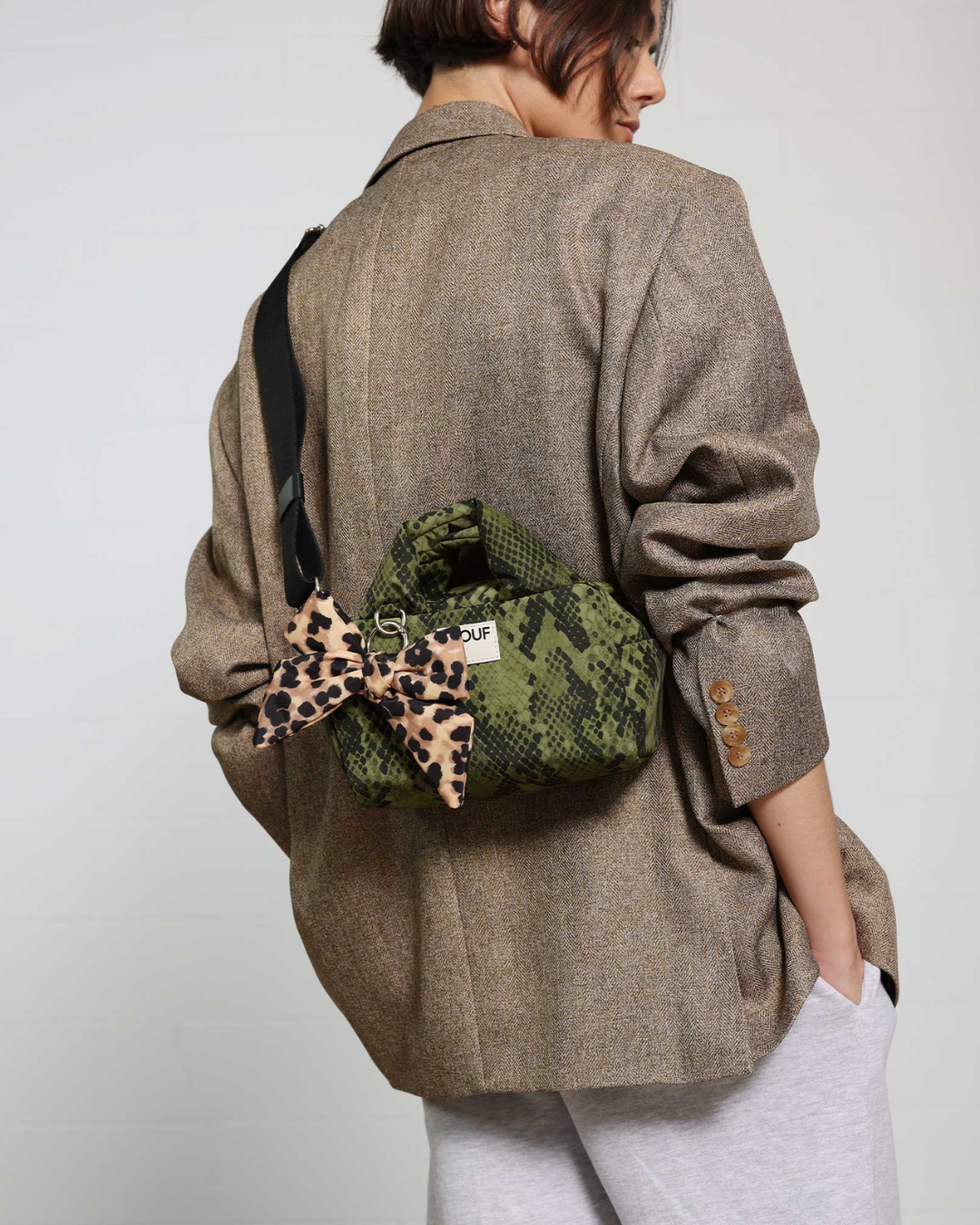 Charm de sac nœud léopard en polyester recyclé – accessoire original et durable avec clip anneau