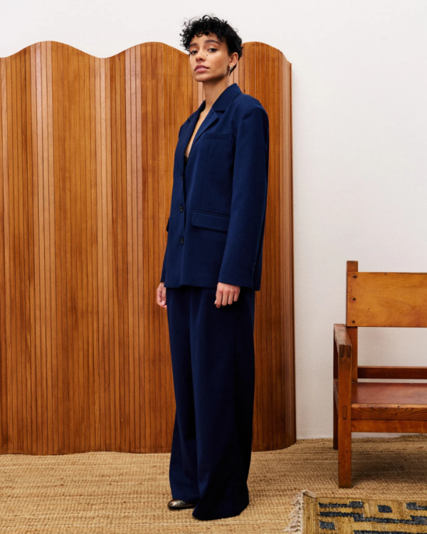 Pantalon Hibiscus bleu nuit FRNCH, pantalon de costume à jambes longues avec pinces, tissu exclusif, coupe élégante.