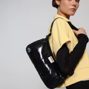 Sac porté épaule Nuit Glossy Noir en tissu recyclé – sac brillant, déperlant et écoresponsable avec bandoulière ajustable