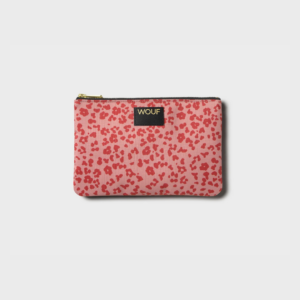 Pochette Roar léopard rose en tissu recyclé – accessoire compact, déperlant et durable pour organiser vos essentiels
