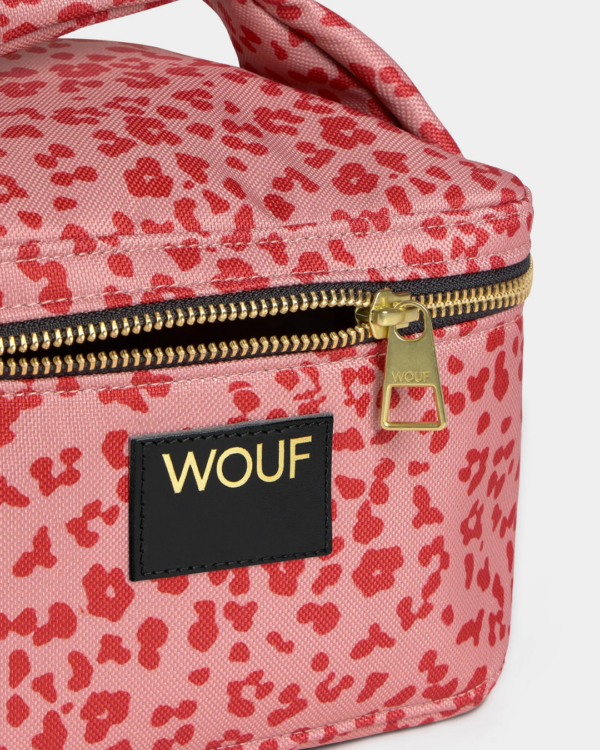 Vanity Roar léopard rose en tissu recyclé – trousse de toilette pratique, déperlante et durable pour produits de beauté et accessoires