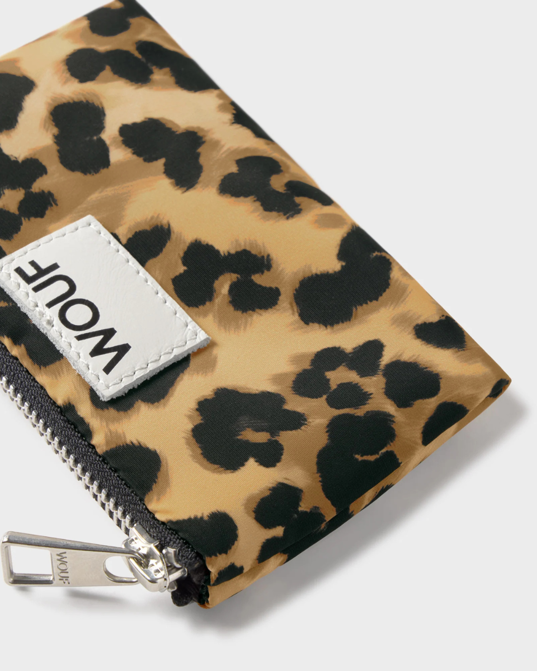 Porte-monnaie Feline léopard en tissu recyclé – compact, déperlant et pratique avec fente arrière en cuir pour cartes