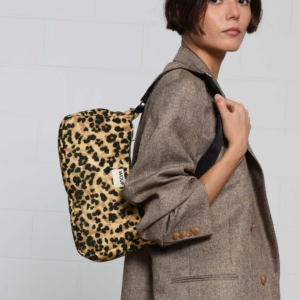 Sac porté épaule Feline léopard en tissu recyclé – pratique, déperlant et durable avec bandoulière réglable et poche intérieure