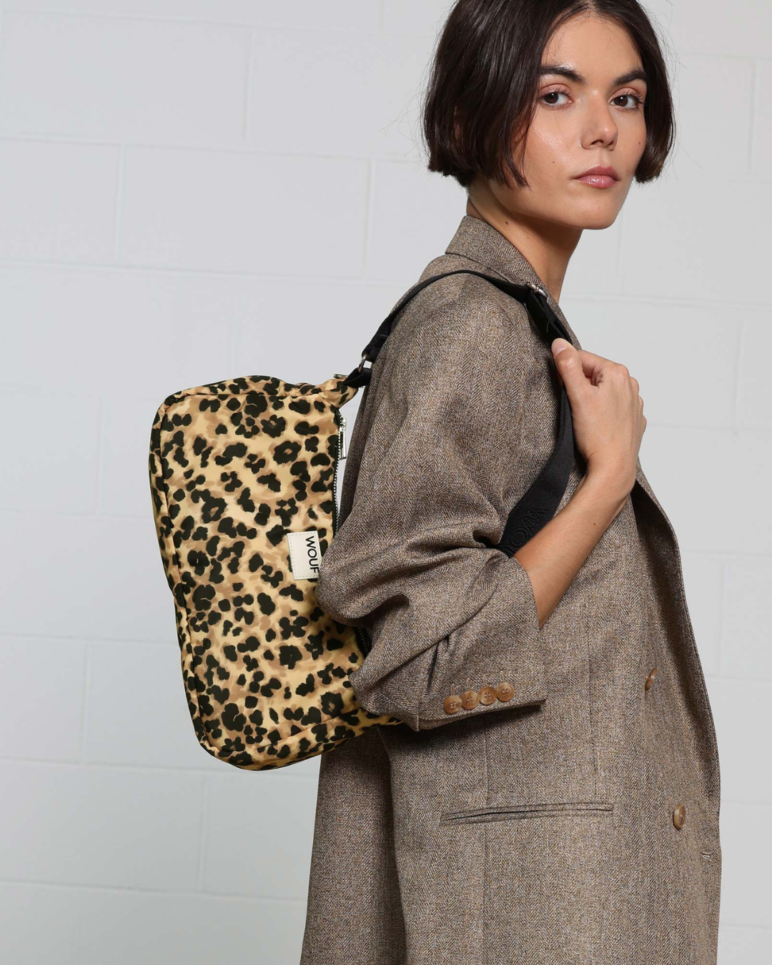 Sac porté épaule Feline léopard en tissu recyclé – pratique, déperlant et durable avec bandoulière réglable et poche intérieure