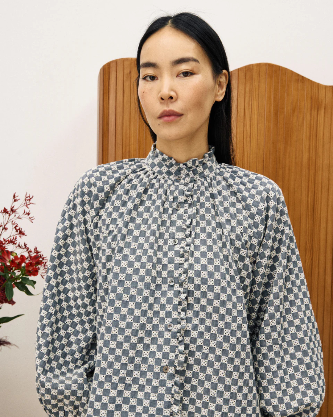 Chemise à carreaux damier FRNCH avec col volanté et manches volumineuses, tissu exclusif coton et polyester.