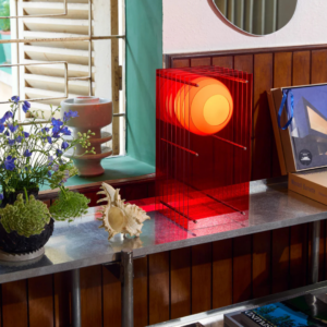 Lampe à poser LOP rectangle rouge en acrylique, verre opale mat et acier inoxydable, design moderne avec ampoule LED rouge.