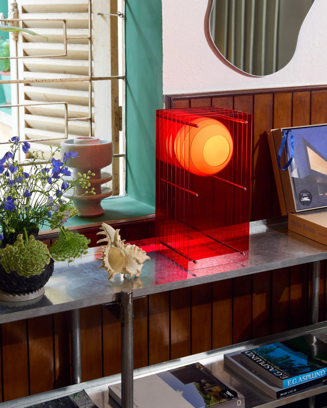 Lampe à poser LOP rectangle rouge en acrylique, verre opale mat et acier inoxydable, design moderne avec ampoule LED rouge.