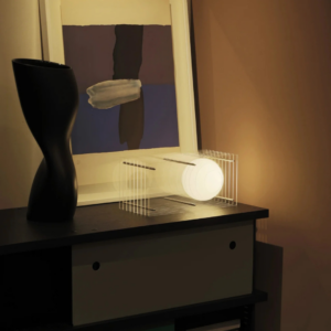 Lampe à poser LOP rectangle transparente en acrylique, acier inoxydable et verre opale mat, design moderne avec ampoule LED incluse.