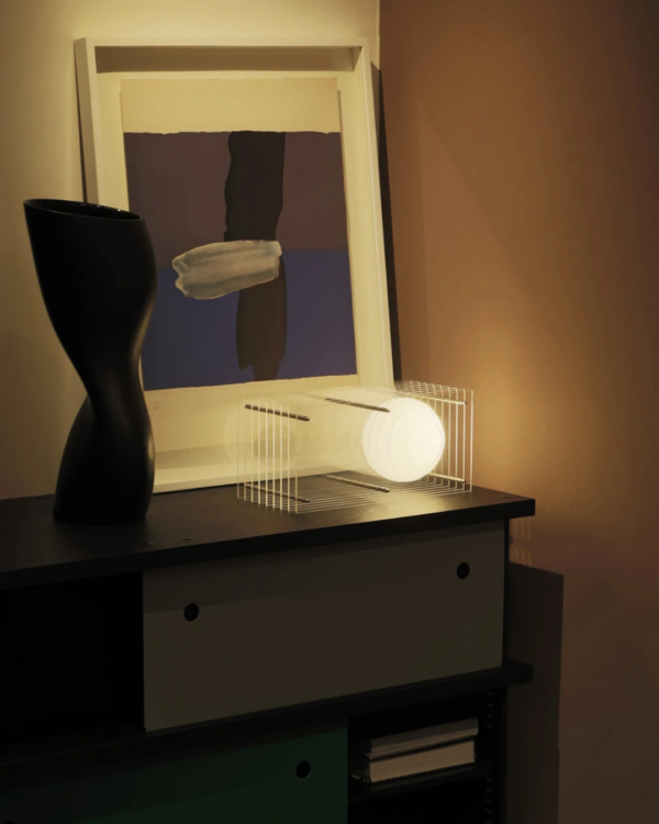 Lampe à poser LOP rectangle transparente en acrylique, acier inoxydable et verre opale mat, design moderne avec ampoule LED incluse.